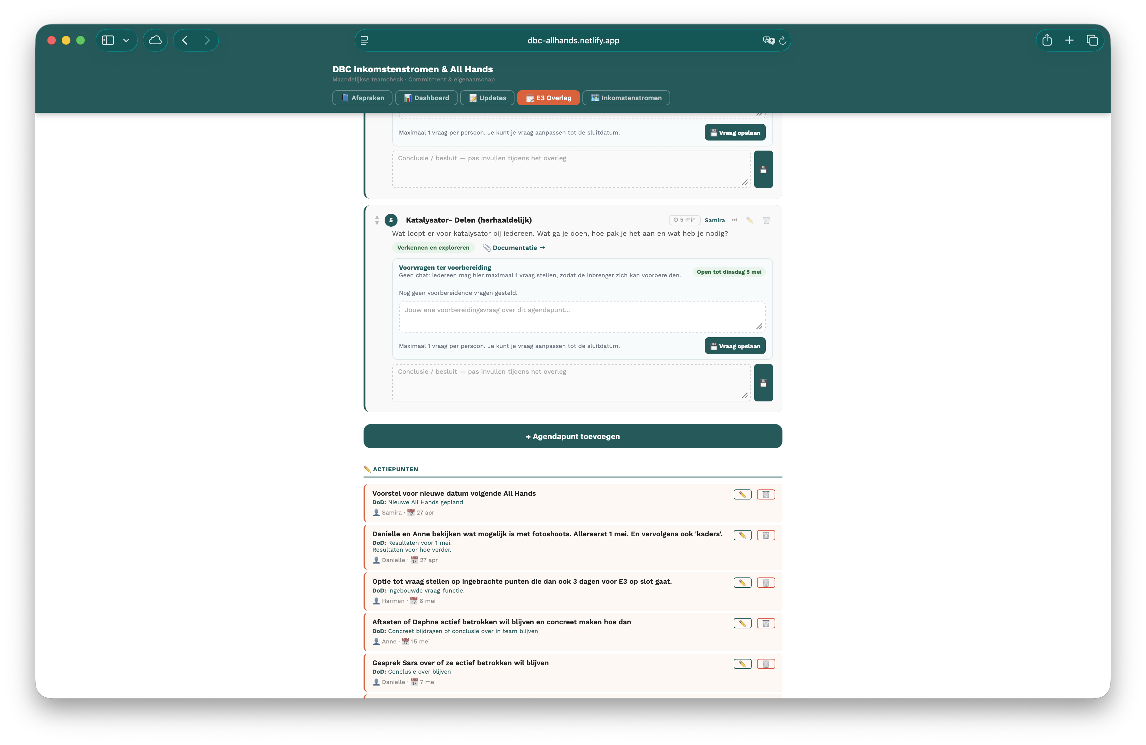 Screenshot van de update- en vergadertool met acties en overlegstructuur