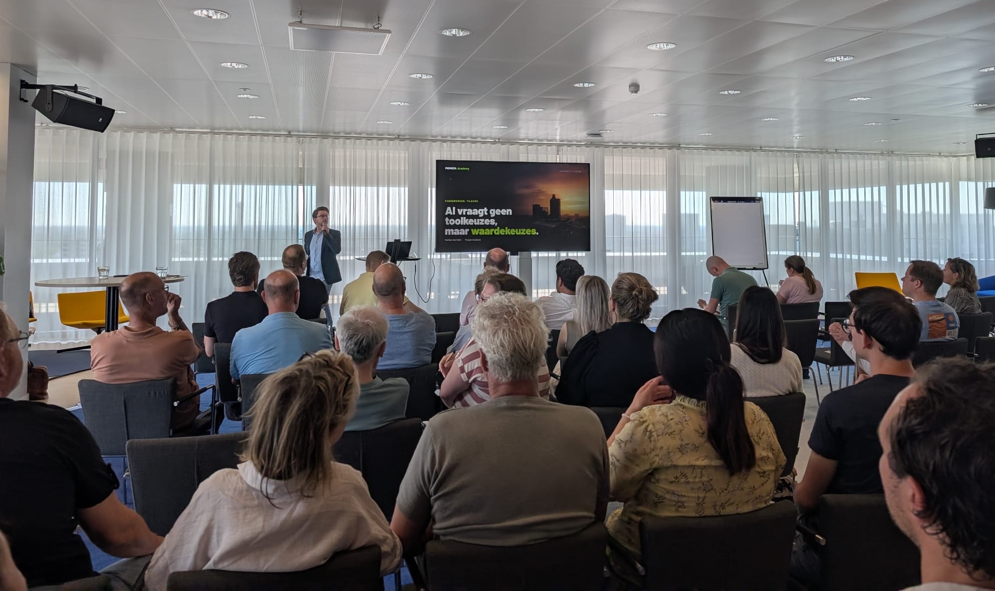 Harmen geeft AI-training voor een volle zaal bij Gemeente Tilburg