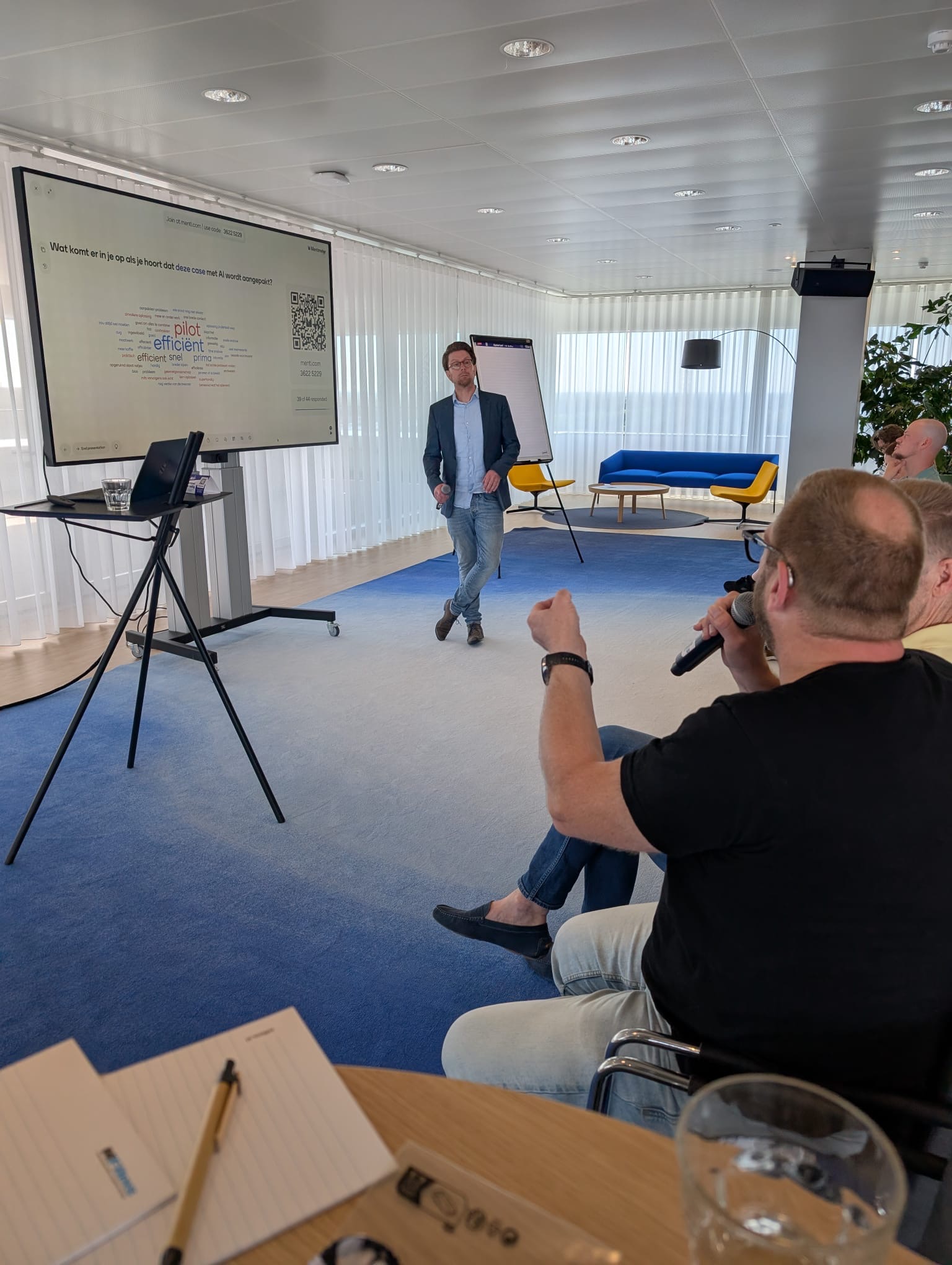 Harmen in gesprek met deelnemers tijdens de AI-training bij Gemeente Tilburg