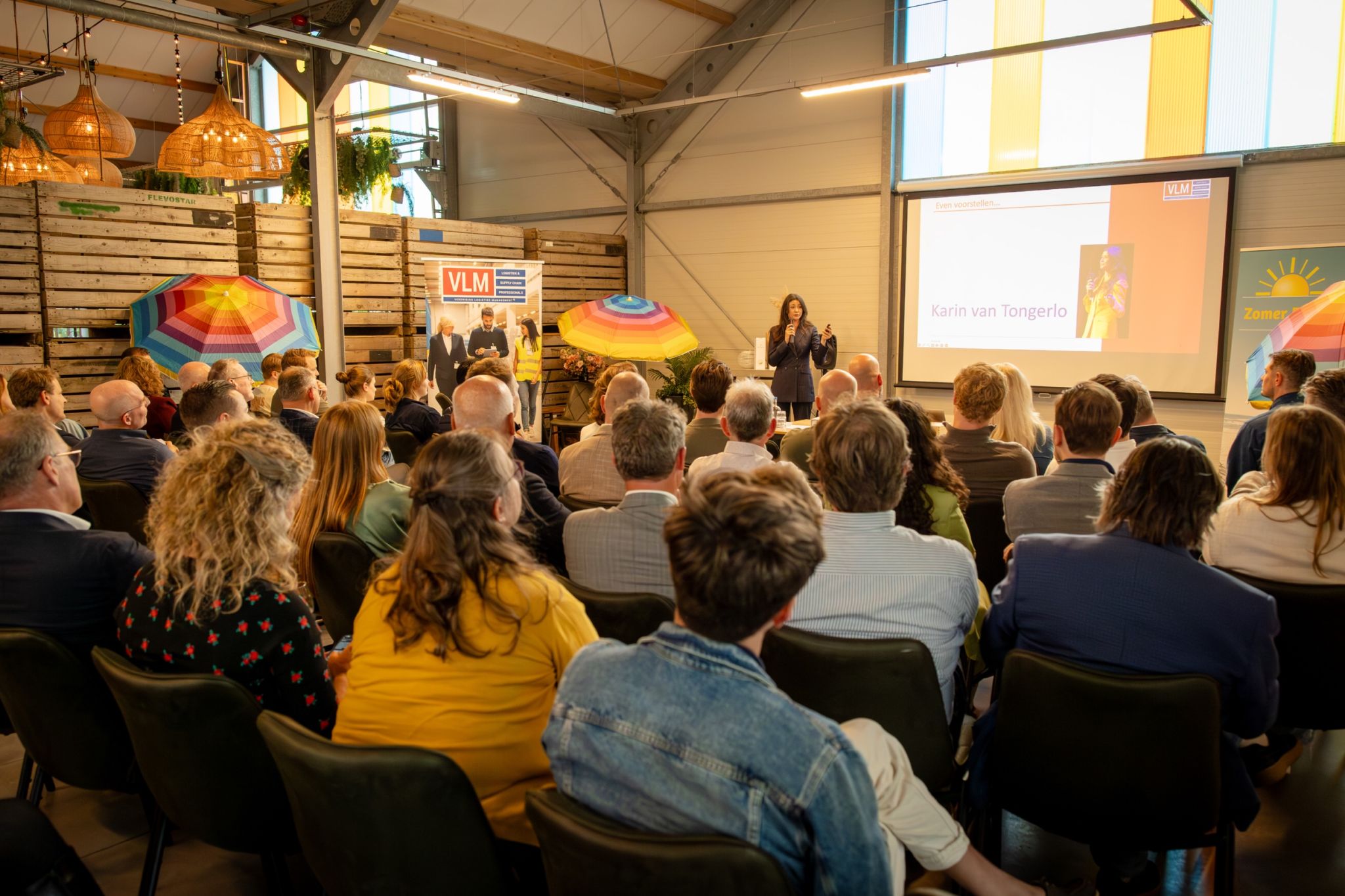 Karin geeft een AI-training voor een volle zaal bij VML.