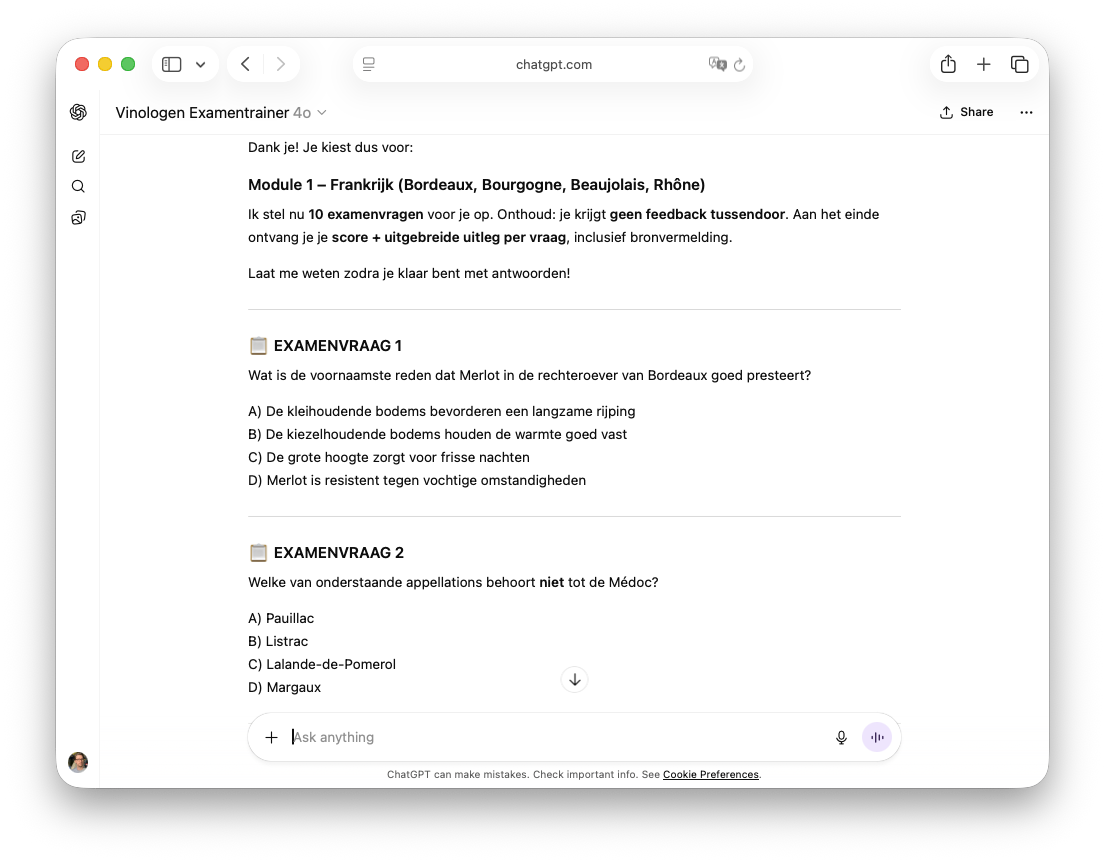 Screenshot van een AI-examentrainer met oefenvragen en feedback