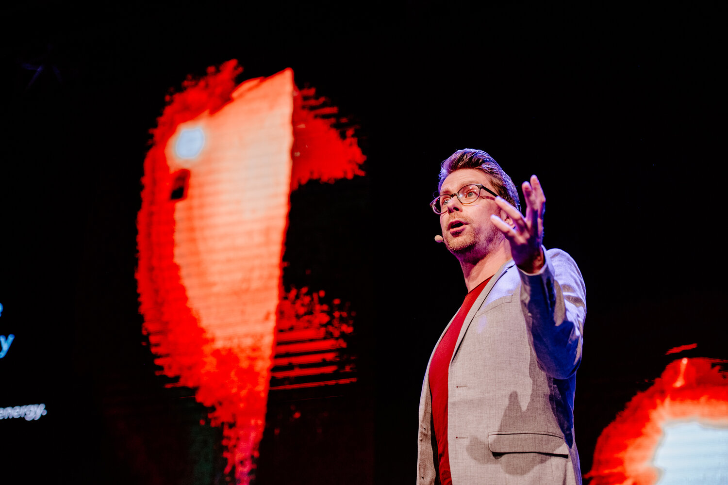 Harmen op het podium tijdens een keynote of sessie.