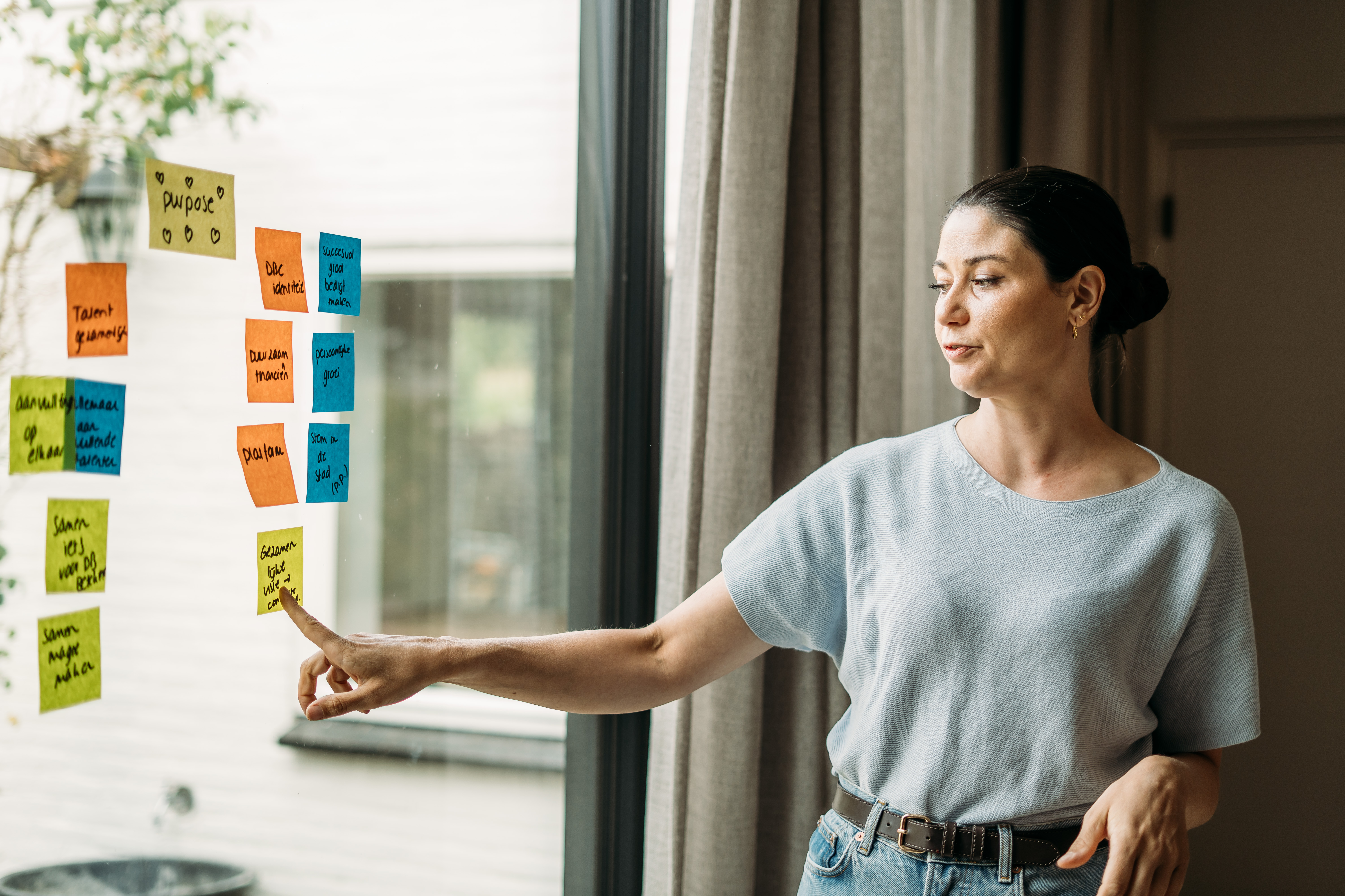 Karin begeleidt een sessie met post-its en processtappen.