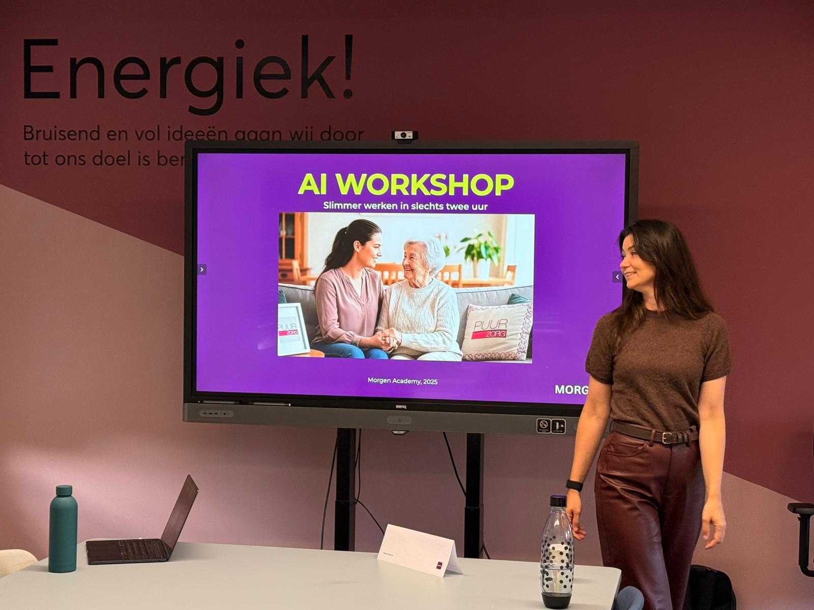 Karin geeft een AI-workshop voor een groep in training.